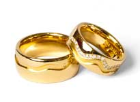 Zwei goldene Hochzeitsringe mit wellenförmiger Gravur
