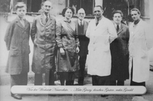 Schwarz-Weiß Foto einer Gruppe von Menschen